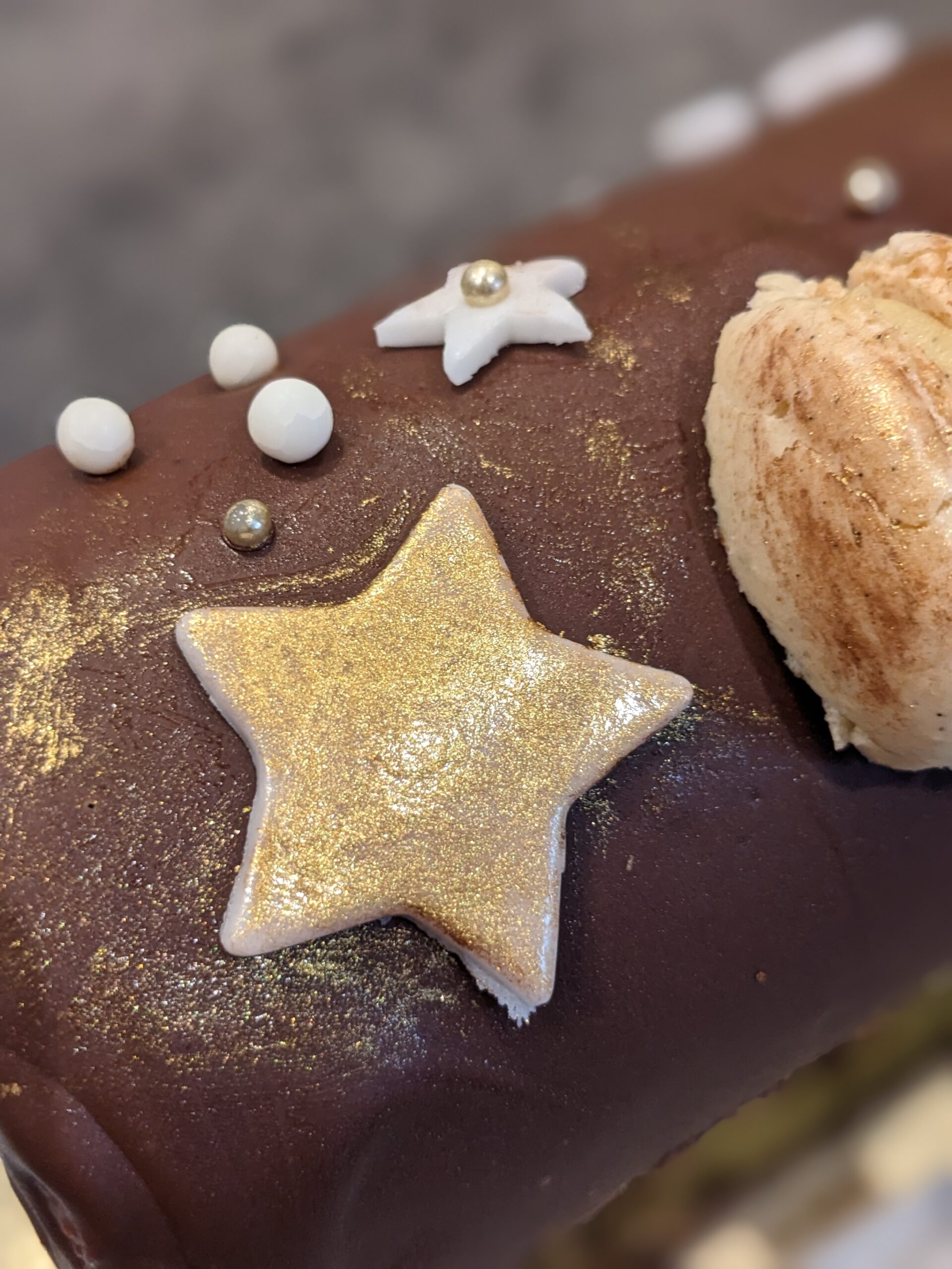 Détail d'une étoile en pâte à sucre de la bûche de Noël au Bounty