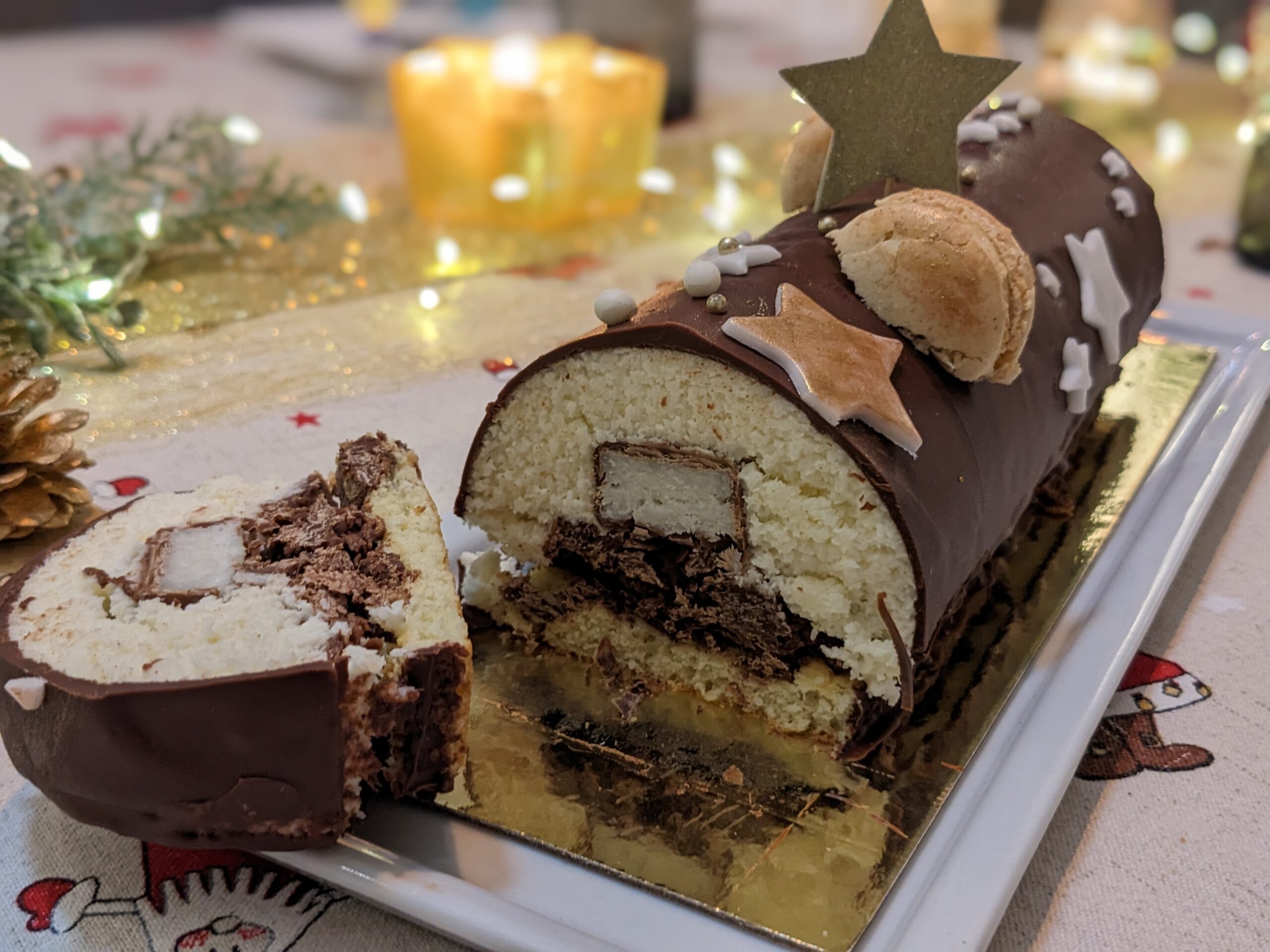 Bûche de Noël au Bounty noix de coco / chocolat découpée : on voit l'intérieur de la bûche avec un bounty coupé en deux