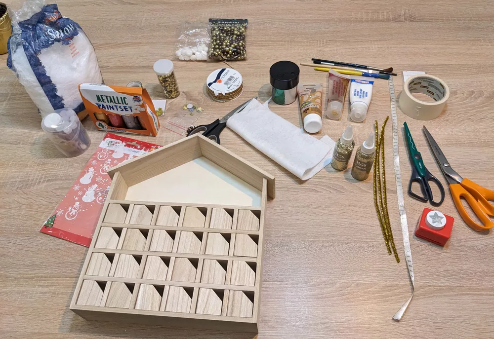 matériel pour réaliser un calendrier de l'avent en bois aux couleurs blanc doré et bois